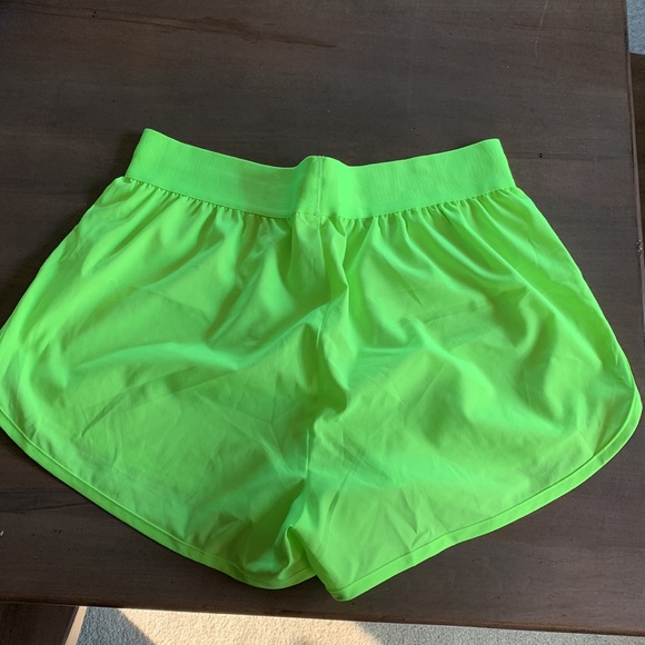 Gymshark Loose Fit shorts in green size small - Picture 2 of 3